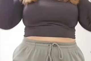 Come here, take a closer look 😜 I like to tease, but I also like to show offVery edible, I promise💯 - Image 3